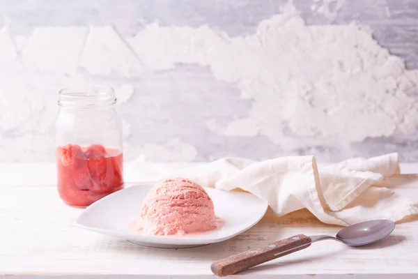 Крупним Планом Рожеве Примусове Морозиво Білій Тарілці — стокове фото