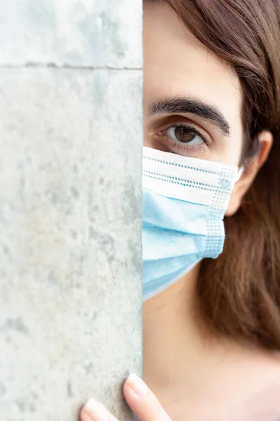 Een Portret Van Een Jonge Vrouw Met Een Gezichtsmasker Leunend — Stockfoto