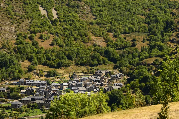 Прекрасний Знімок Міста Гірському Пейзажі Під Сонячним Світлом — стокове фото