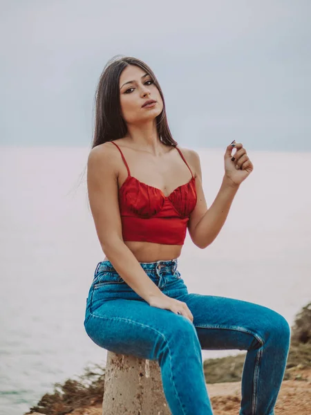 Una Bella Giovane Femmina Indossa Top Rosso Sexy Jeans Seduta — Foto Stock