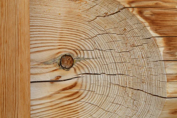 Zbliżenie Ujęcie Rocznych Pierścieni Pęknięć Drzewie Ściętym — Zdjęcie stockowe