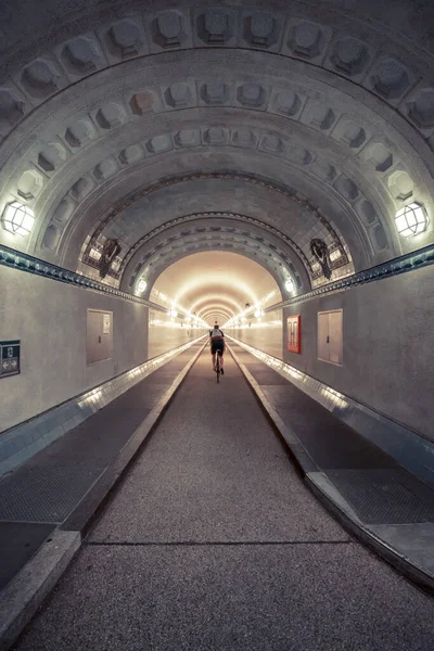 Disparo Vertical Hombre Bicicleta Largo Famoso Túnel Del Elba Hamburgo — Foto de Stock