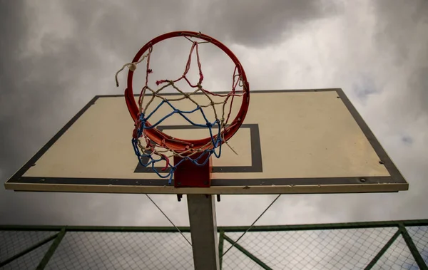 Tiro Bajo Ángulo Anillo Baloncesto Bajo Cielo Sombrío — Foto de Stock