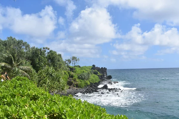 Una Vista Las Olas Golpeando Rocas Playa Sobre Fondo Nublado — Foto de Stock