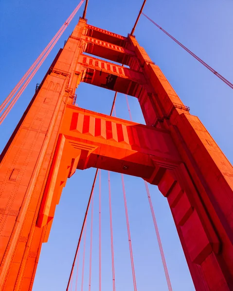 Vertikal Låg Vinkel Skott Golden Gate Bridge Ligger San Franciso — Stockfoto