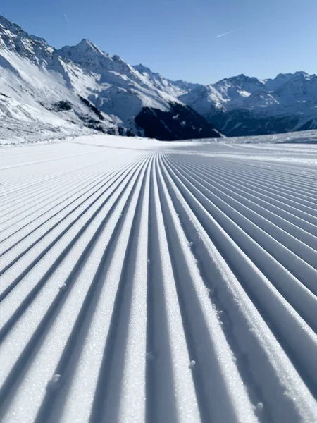 Vacker Bild Ett Snöigt Bergslandskap Med Perfekta Linjer — Stockfoto