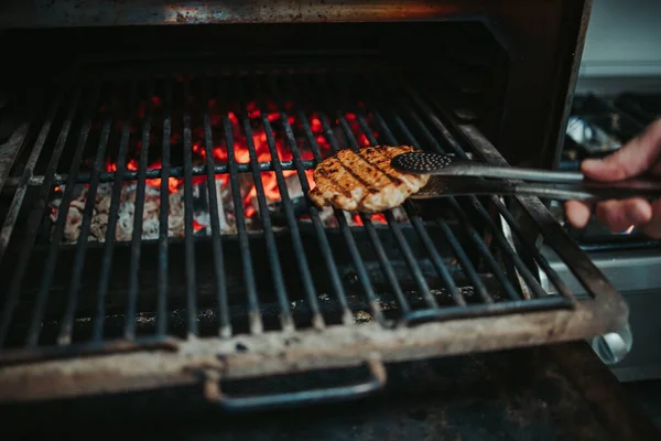 Izgarada Barbekü Yapan Birinin Yakın Plan Fotoğrafı — Stok fotoğraf