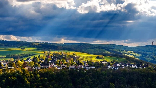 Okouzlující Pohled Útulné Domy Obklopené Zelení Pod Zataženou Oblohou — Stock fotografie