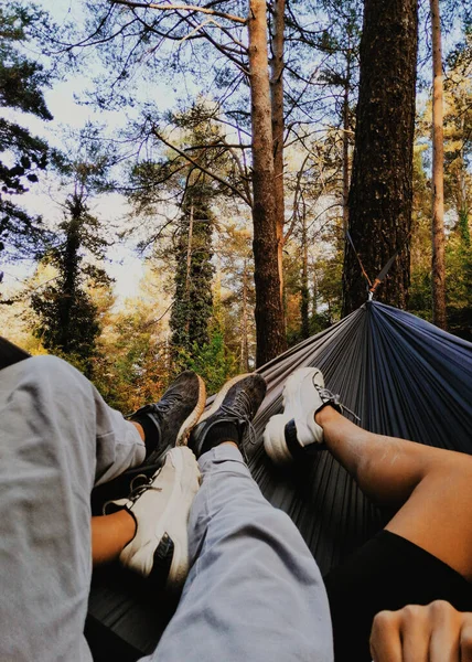 Vertikal Bild Människors Fötter Hängmattan Skog — Stockfoto