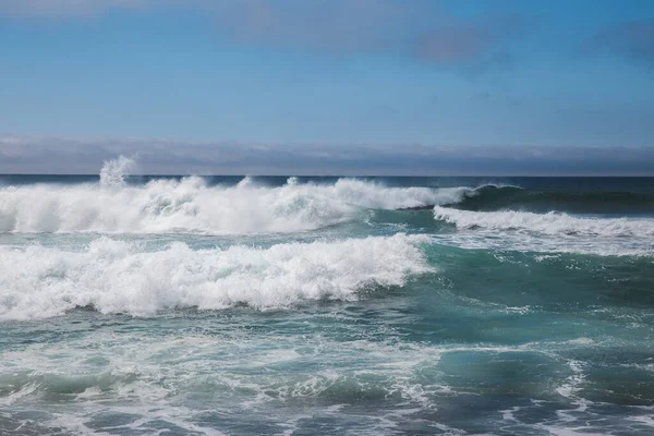 Piękne Ujęcie Wielkich Piankowych Fal Uderzających Brzeg Plaży — Zdjęcie stockowe