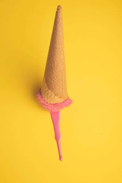 Una Toma Vertical Helado Rosa Derretido Sobre Una Superficie Amarilla — Foto de Stock