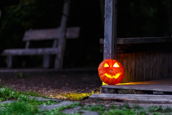 Oświetlona Dynia Halloween Podwórku — Zdjęcie stockowe