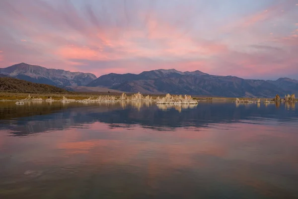 Ein Majestätischer Rosafarbener Sonnenuntergang Über Einem Mono Lake Kalifornien Mit — Stockfoto