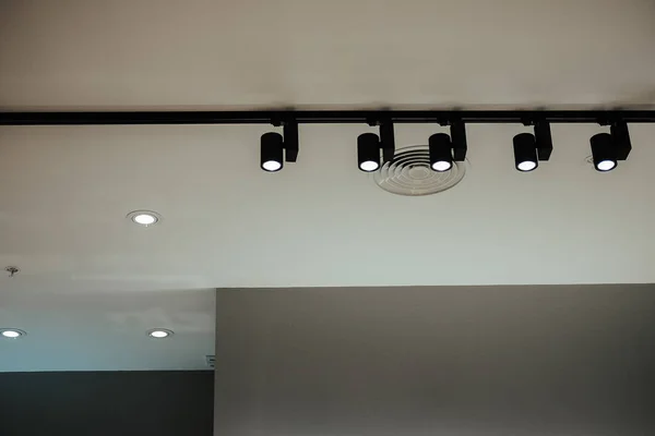 Stüdyonun Tavanındaki Modern Işıklar — Stok fotoğraf