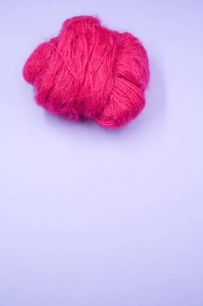Vertikální Snímek Koule Růžové Příze Modrém Povrchu — Stock fotografie