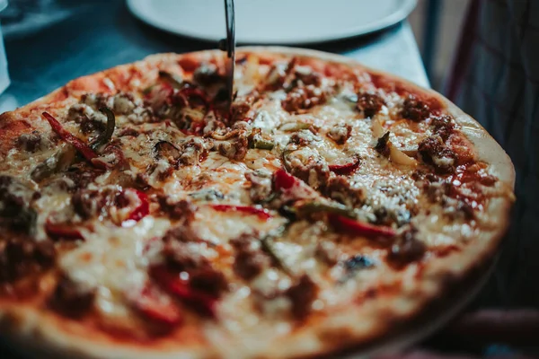 Primer Plano Una Pizza Recién Horneada — Foto de Stock