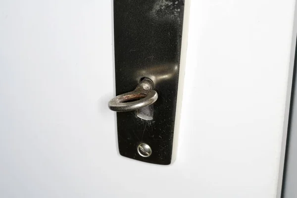 Ένα Κοντινό Πλάνο Του Μεταλλικού Κλειδιού Στην Πόρτα — Φωτογραφία Αρχείου