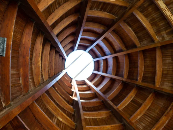 Una Toma Ángulo Bajo Una Estructura Madera Simétrica Con Agujero —  Fotos de Stock