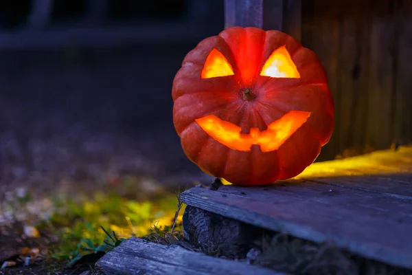 Oświetlona Dynia Halloween Podwórku — Zdjęcie stockowe