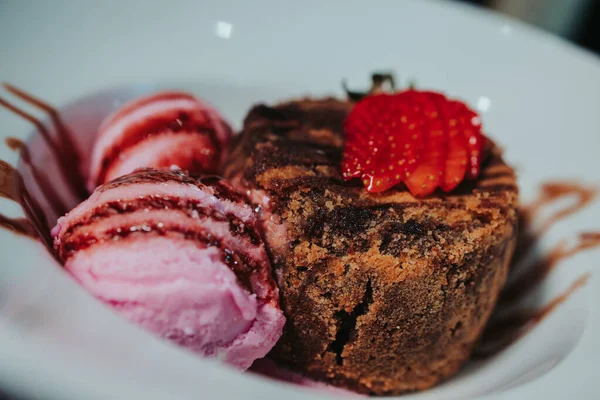 一张特写照片 是一个美味的草莓蛋糕 桌上放着冰淇淋 — 图库照片