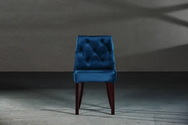Niebieska Jadalnia Krzesło Studio Szarymi Ścianami — Zdjęcie stockowe
