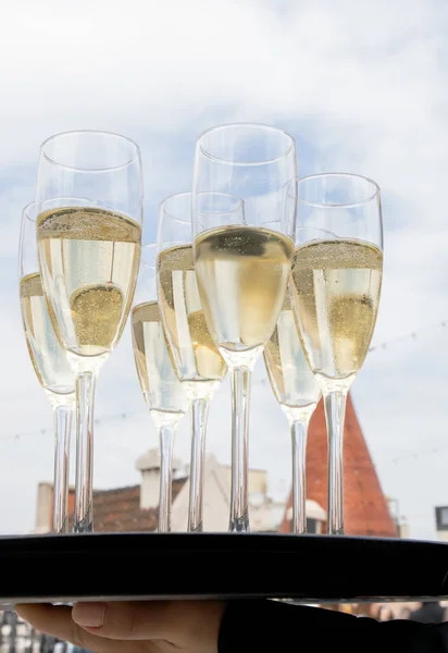 Låg Vinkel Skott Champagneglas Brickan — Stockfoto