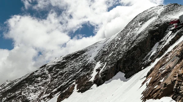 Krásná Scenérie Hornaté Krajiny Pokryté Sněhem Pod Zataženou Oblohou — Stock fotografie