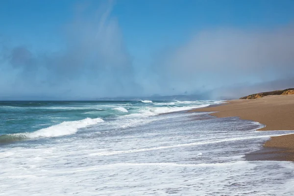 Una Hermosa Toma Grandes Olas Espuma Estrellándose Orilla Una Playa — Foto de Stock
