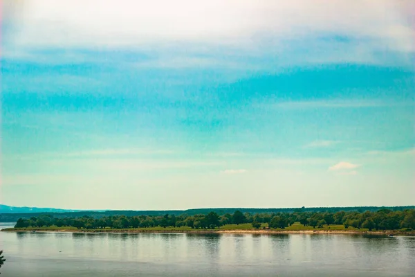 Piękny Widok Spokojne Jezioro Otoczone Zielenią — Zdjęcie stockowe