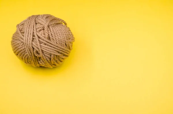 Tiro Ângulo Alto Uma Bola Fio Uma Superfície Amarela — Fotografia de Stock