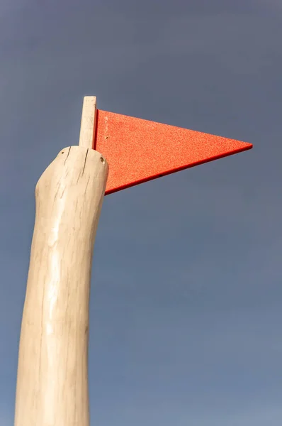 赤三角形の旗の低角度垂直ショット — ストック写真