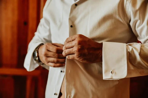 Hombre Negocios Abotonándose Camisa Preparándose Para Trabajo —  Fotos de Stock