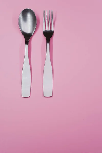 Disparo Vertical Una Cuchara Tenedor Sobre Una Superficie Rosa —  Fotos de Stock