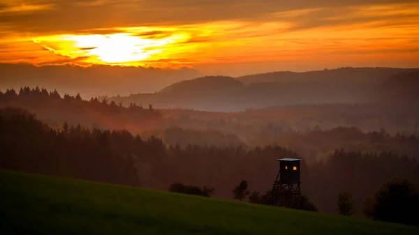Hisnande Utsikt Över Ett Vackert Grönt Landskap Solnedgången Himlen — Stockfoto