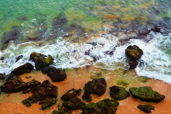 Uma Vista Aérea Das Ondas Mar Entre Pedras Costa — Fotografia de Stock