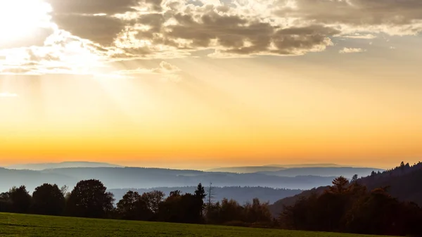 Eine Schöne Landschaft Mit Einer Grünen Landschaft Die Bei Sonnenuntergang — Stockfoto
