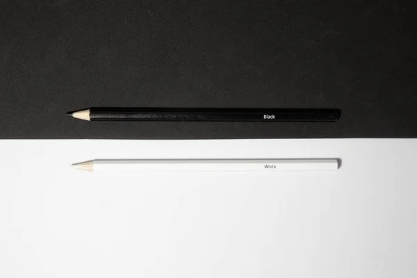 黒と白の背景に2つの黒と白の木製の鉛筆のトップビュー — ストック写真