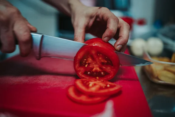 Een Close Shot Van Een Persoon Die Tomaten Snijdt Voor — Stockfoto