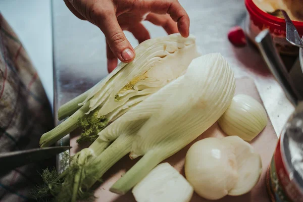 Een Close Shot Van Een Persoon Met Uien Keuken — Stockfoto