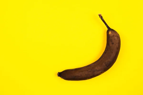 Eine Draufsicht Einer Reifen Dunklen Banane Isoliert Auf Gelbem Hintergrund — Stockfoto