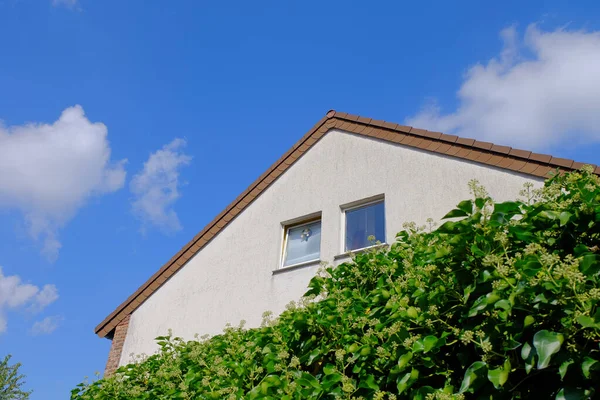 蓝天背景上一幢房子的低角照片 — 图库照片