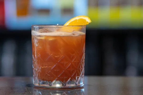 Een Close Shot Van Een Glas Ijskoude Cocktail Met Sinaasappel — Stockfoto