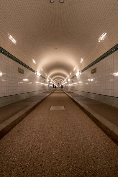 ドイツのハンブルクにある古い有名なエルベトンネルの垂直ショット — ストック写真