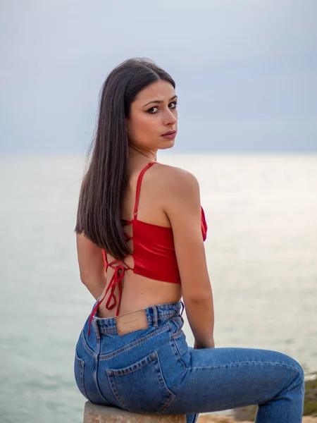 Una Hermosa Joven Mujer Con Una Sexy Espalda Abierta Roja —  Fotos de Stock