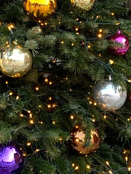 Primer Plano Árbol Navidad Con Hermosas Bolas Decorativas Luces — Foto de Stock