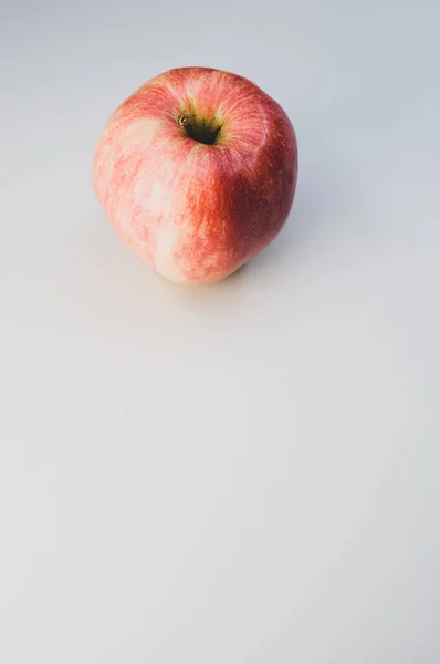 Ein Vertikaler Schuss Frischer Roter Apfel Isoliert Auf Weißem Hintergrund — Stockfoto