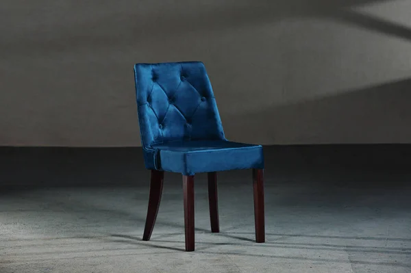 Niebieska Jadalnia Krzesło Studio Szarymi Ścianami — Zdjęcie stockowe