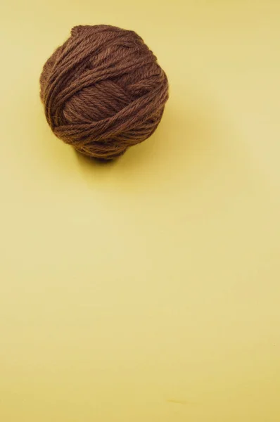 Вертикальний Знімок Кульки Пряжі Жовтій Поверхні — стокове фото
