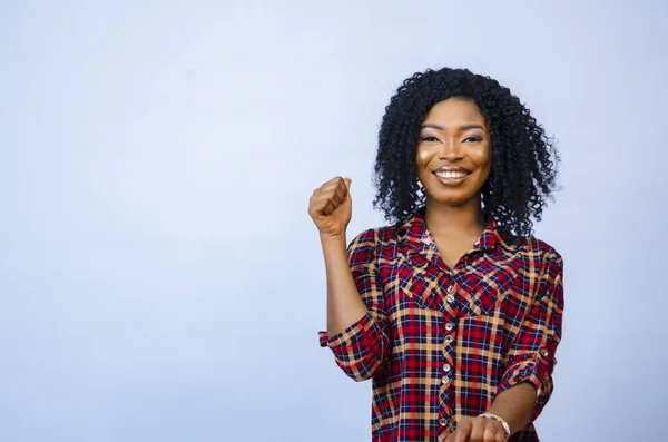 Una Mujer Africana Alegre Emocionada Espacio Blanco Para Texto — Foto de Stock