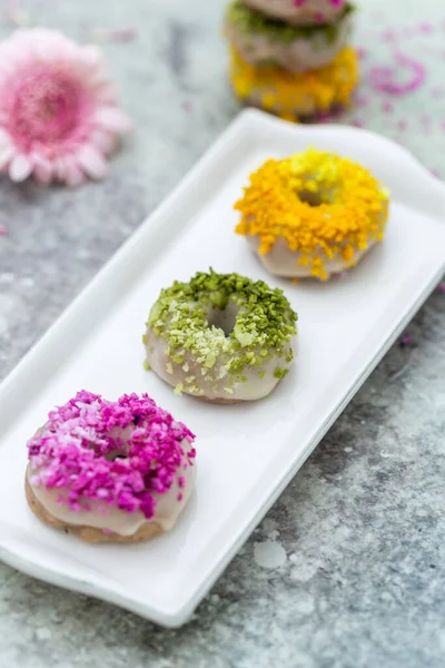 Sebuah Gambar Closeup Dari Tabletop Donat Mentah Berwarna Vegan — Stok Foto